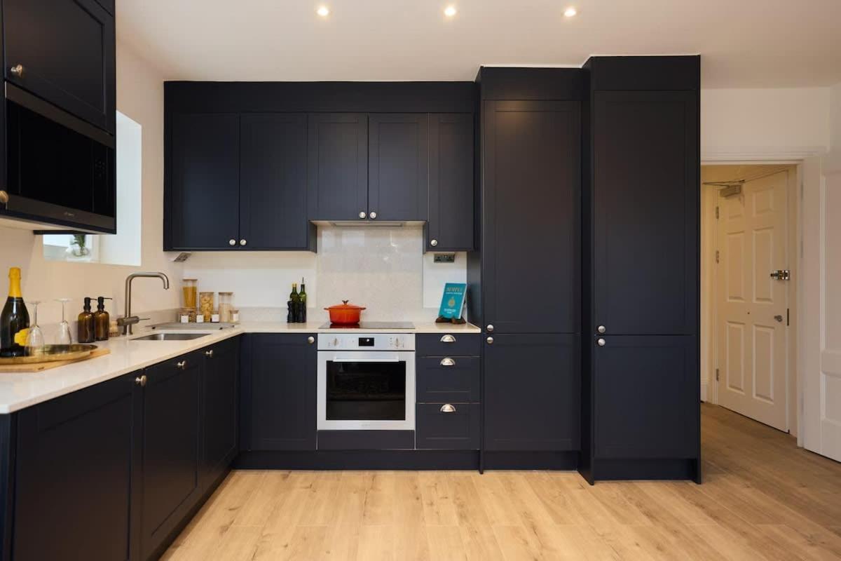 The Wembley Park Arms - Modern 2bdr Flat With Parking + Balcony Apartment *